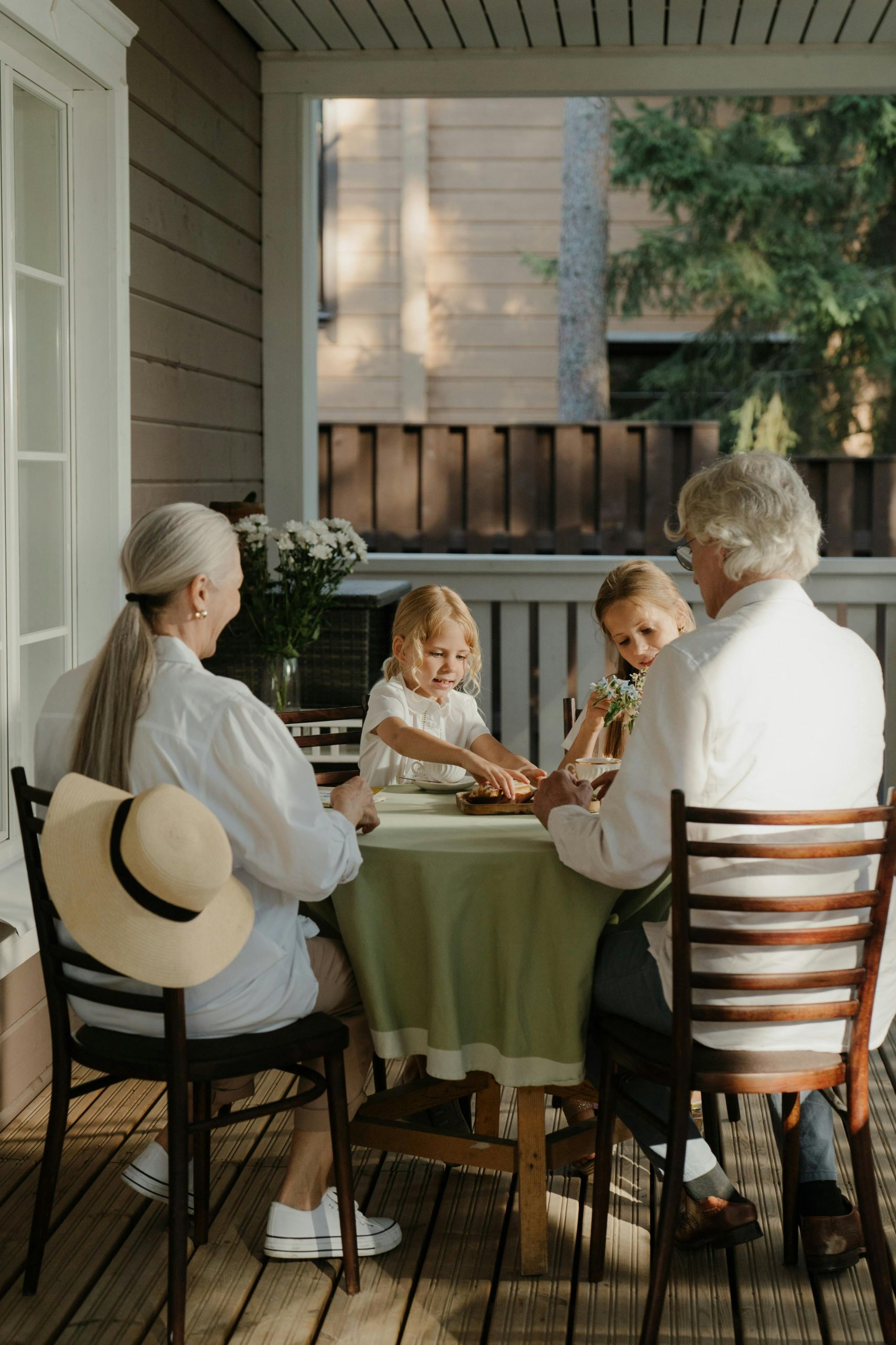 grandparents-and-grandchildren-sitting-at-dining-table